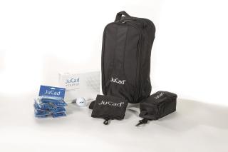 JUCAD GESCHENKSET Nr. 1 - JuCad Schuhtasche JR2, Regenß JRC, Schlägertuch JST,
12 Golfbälle, 90 Holztees